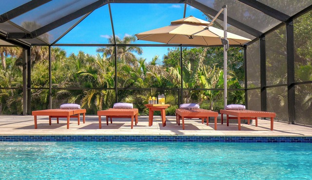 "The Edition" HEATED Pool/Spa, 10 min to Beach, Mercato, Naples Park, Sleeps 10
