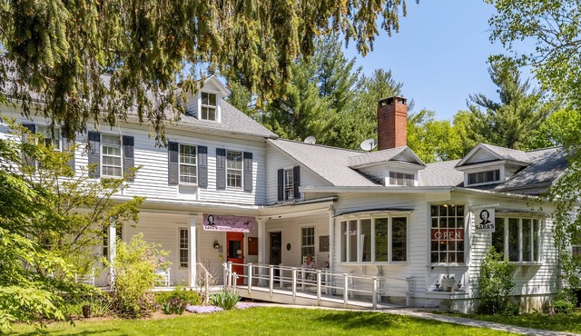 The Egremont Village Inn by AvantStay | Live Music Venue!