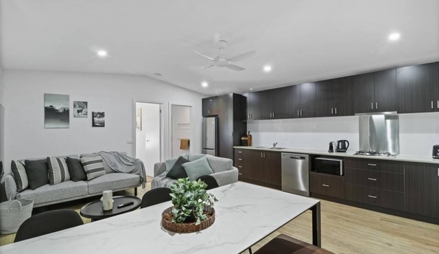 "The Eildon" 2 Bedroom Villa - Cabin Villa Sleep up to 5