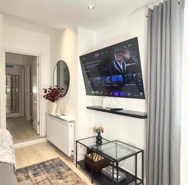 'The Elegant Comfort' - A Stunning Luxury 2-Bed Flat with Private Garden & Patio - Free Parking