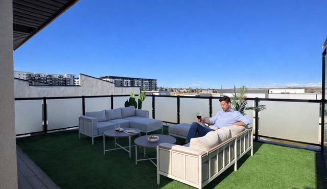 The Elevated Escape 5B w/Rooftop, Parking x4, AC