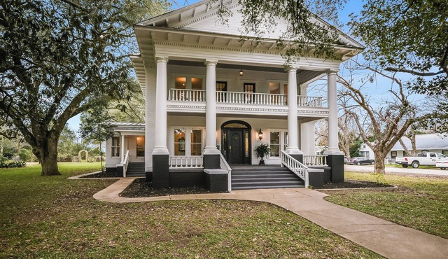 The Ella Norah. A Luxury Retreat. Pool and Spa. Steps to Main Street.