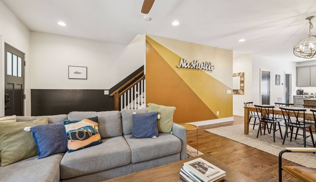 The Elliott-Sleeps10-Mins to 12 South & Broadway