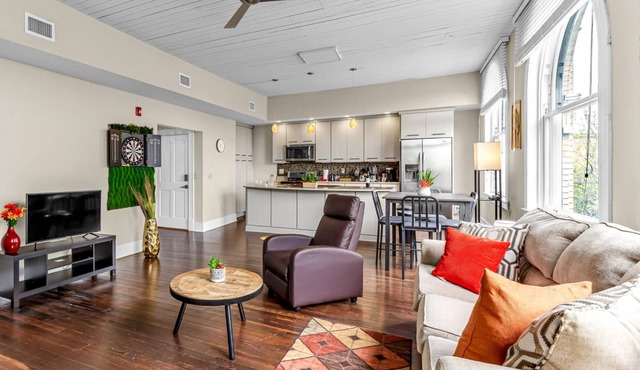 The Elm St Suite - Downtown Condo