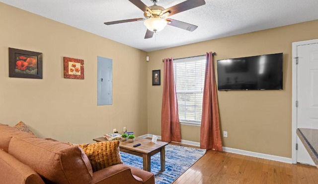 The Elmwood Farmhouse- 10 Mins to Downtown Chattanooga