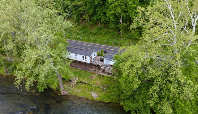 The Eloise - Stylish 3BR, 2 Bath Cottage on Greenbrier River, WV incl. AC, WiFi