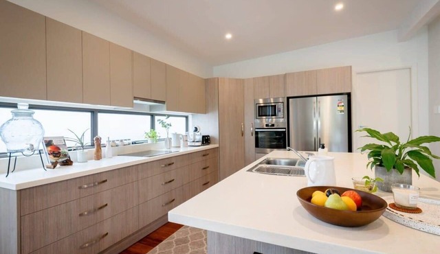 The Emerald Bower- 200m from the lake