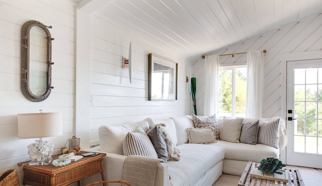 The Emerald Cottage - renovated 1950s beach cottage one block to beach ,hot tub🤍