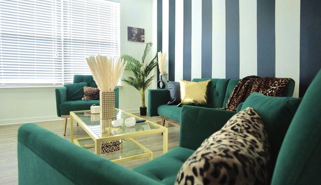 The Emerald Kingdom sleeps 8!