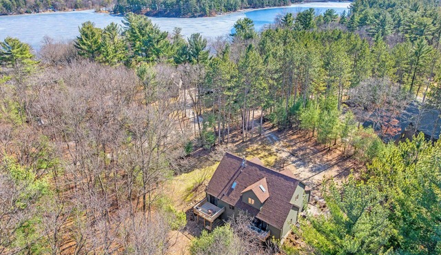 The Emerald Lodge: Sleeps 21 - 5 BR - Chain O'Lakes - Hot Tub - Sauna - Fire Pit
