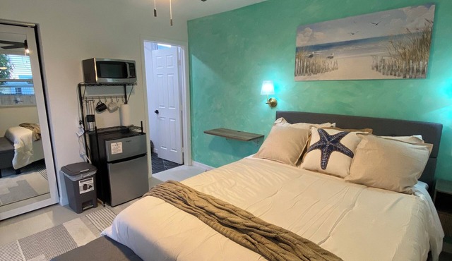 The Emerald Oasis- 1 bedroom Detached Cottage with Wifi and AC- West Palm Beach