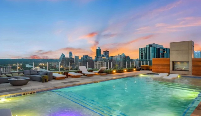 The Emma Penthouse 29th Floor + Incredible Views Rooftop Pool & Gym 1 Block to Rainey Street Avantstay