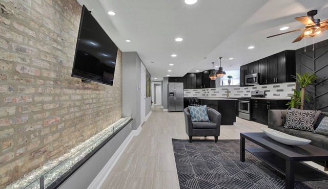 The En Bronze ~ 7mins To Dining & Downtown Chicago