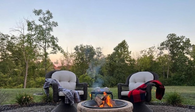 The Enchanted Hideaway: Comfy King Bed & Fireplace