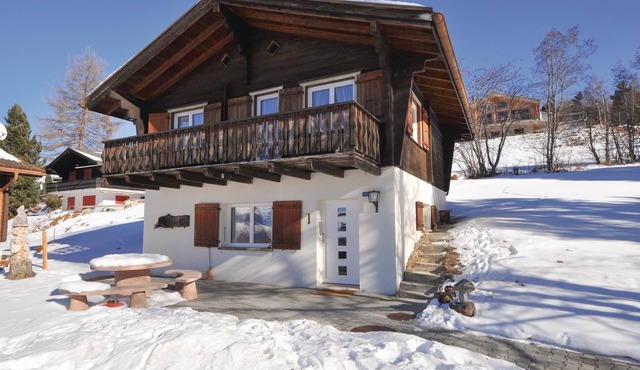 The enchanting Stockji holiday chalet is located on the edge of the Bürchen chalet zone.