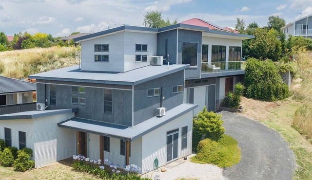 The Entertainer | 5 Bed 5 Bath, 3 Storey Retreat