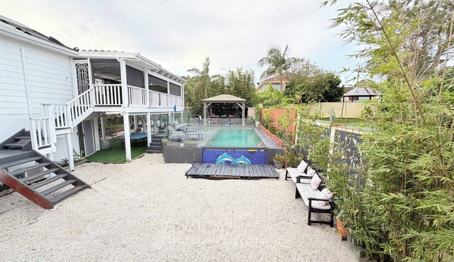 The Entrance Home 1.7km to the beach 4baths sleeps 18