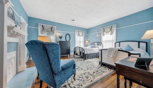 The Equestrian, Relaxing 4-bedroom Bed & Breakfast in Historic Alderson, WV, with AC, WiFi