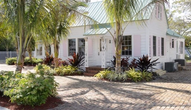THE ERNEST LYONS HOUSE AT OLD COLORADO INN