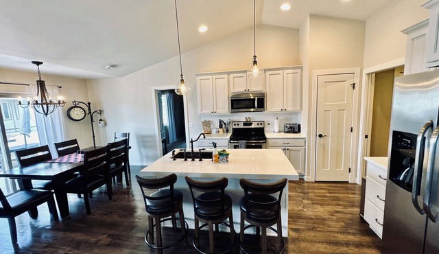 The Escape in Spearfish No Steps Dbl Gar No Gravel! Cozy & Easy Access to I-90