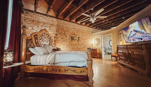 The Esquire - King Suite on Abbeville's Historic Square