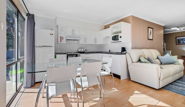 The Essentials - Centrally located cozy Jindabyne retreat