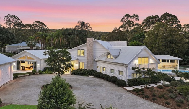 THE ESTATE - New! Sleeps 16 Pool, Spa, Bowling Alley and Theatre