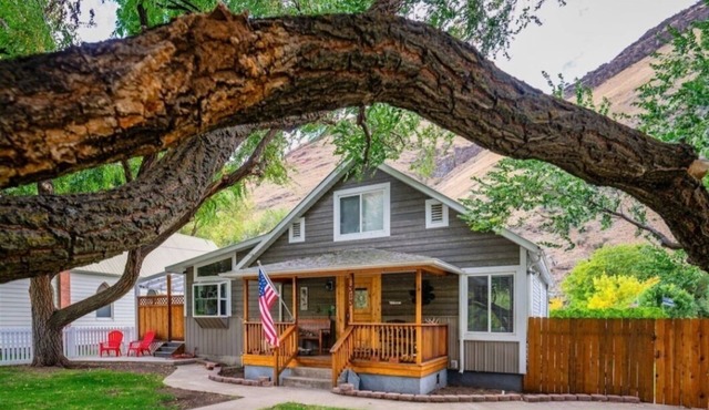 The Estate on Main St. sleeps 22 with 9 BR & 6 full BA in 2 separate buildings!