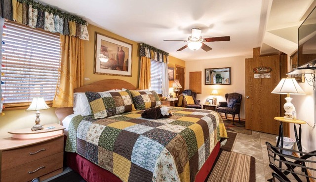 “The Estates Suite” PRIVATE BEDROOM in our Home and use of the Hottub.
