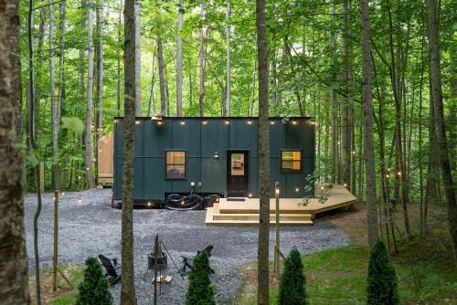 The Evergreen - Serene, Romantic Getaway, Outdoor Shower, and Hiking