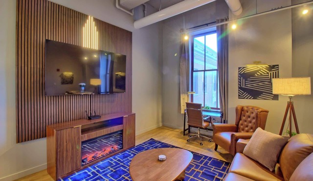The Executive | 2BR | Rooftop Pool + Fireplace