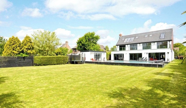 The Executive Villa (family -sized , luxurious 5-bedroom mansion)