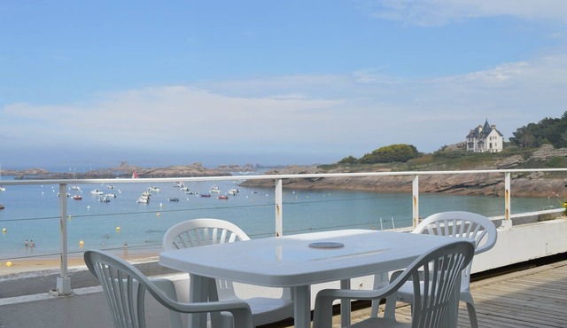 The eyes see the water, the feet touch the water!