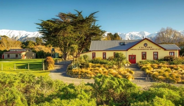 The Factory Luxury Beachfront - a minute walk to the beach