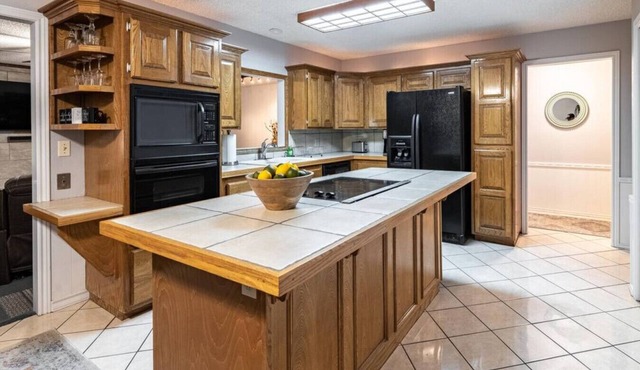 The Fairview - 3BR/2BA - Pool & Hot Tub - Central