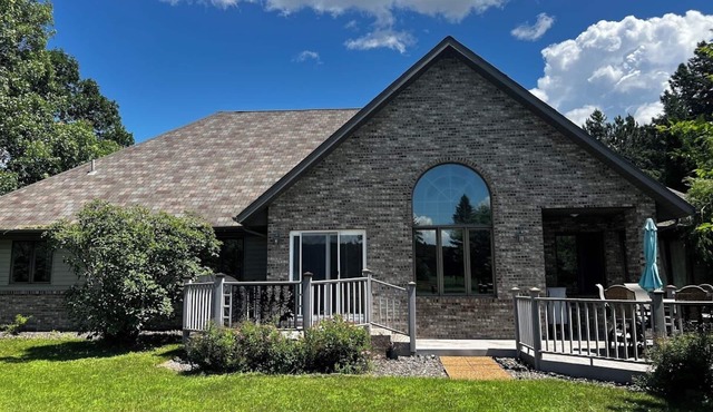 The Fairway Escape – Spacious 6BR Golf Course Retreat, Walk to Downtown Hayward!