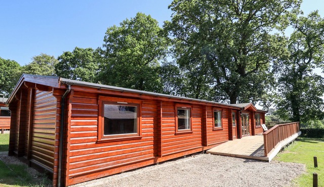 THE FAIRWAYS, family friendly, with hot tub in Louth