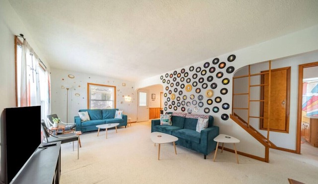 The Falls · NEW! Retro Retreat in Cuyahoga Falls - Sleeps 10