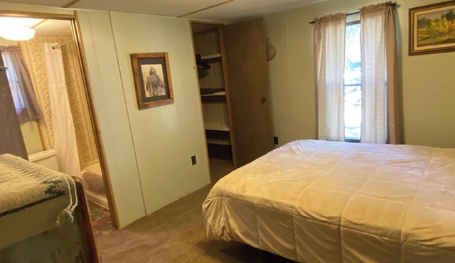 The Family Cabin: Newly Renovated Retreat with Full Amenities and Shared Seasonal Hot Tub