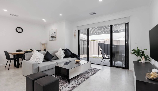 The Family Escape-10 mins to Airport & Beach.