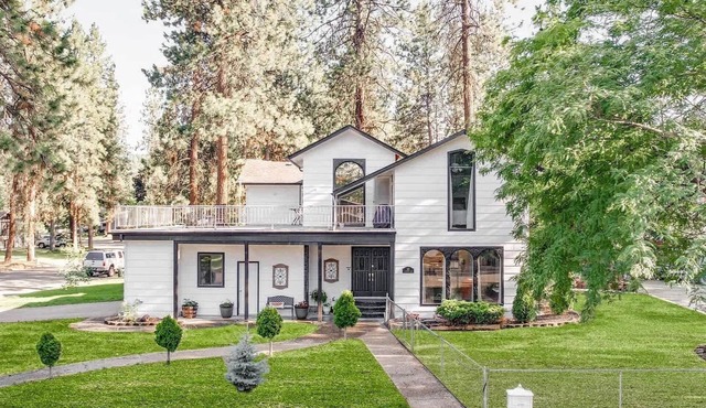 The Family Fun House Game Room BBQ and Pool Table