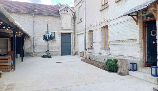 The Family House, spacious with outdoor area, children's play area, wifi and parking.