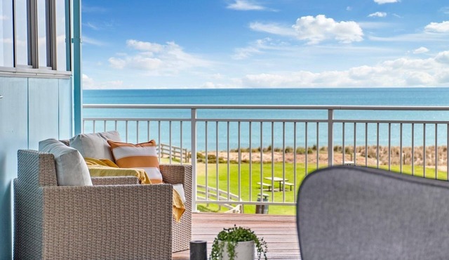 The Famous Blue Beachfront House - Papamoa Beach
