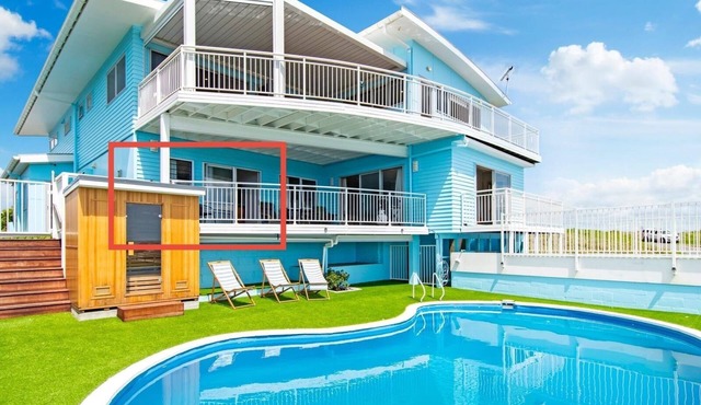 The Famous Blue Beachfront House - Papamoa Beach - Studio Apartment