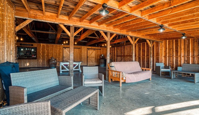 The Famous Red Barn! Stay w/Farm Animals & Viewsn