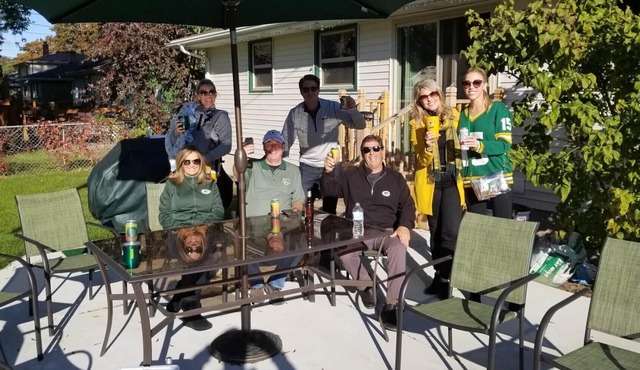 THE FAMOUS TUNDRA HOUSE IS OPEN FOR NOTRE DAME vs BADGERS- 1 BLOCK FROM LAMBEAU!