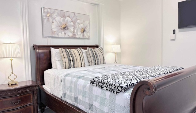 The Fan Comfort Stay near VCU Free Parking Fenced Yard