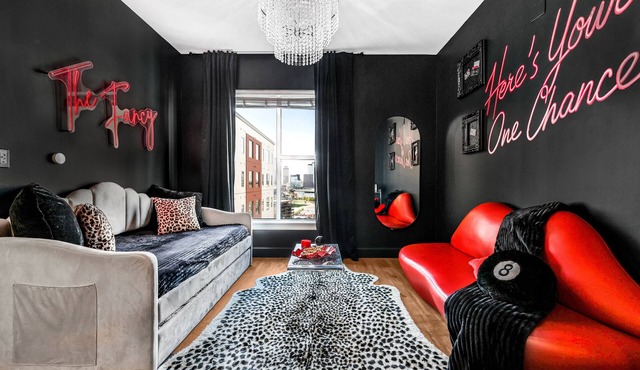 The Fancy – Downtown Views, Pool + Gym, Prime Nashville spot, walk to Broadway