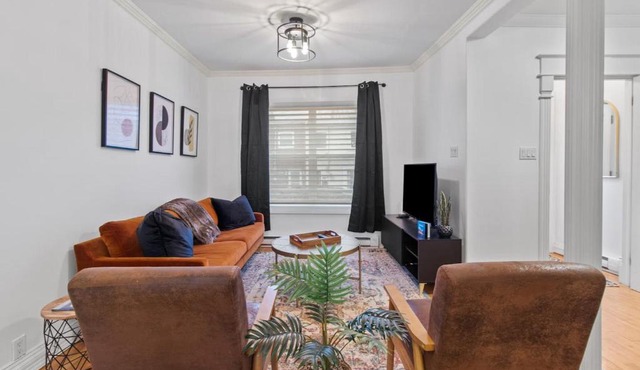 The Fancy House 3bed DT w Fenced Yard