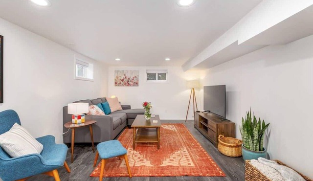 The Fantastic Fargo Flat - Irving Park Oasis